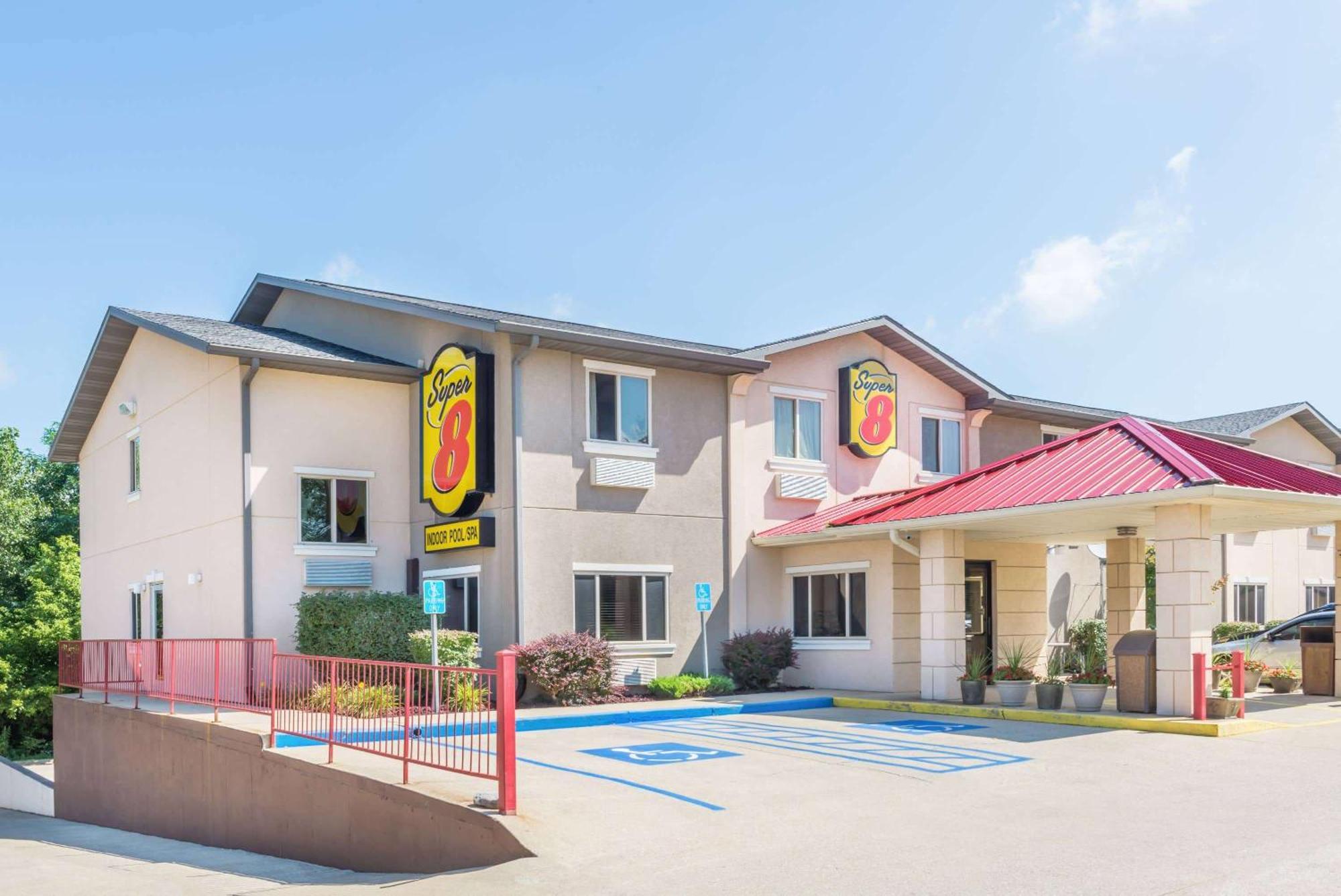Super 8 By Wyndham Bloomington University Area Exterior photo