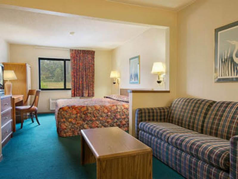 Super 8 By Wyndham Bloomington University Area Exterior photo